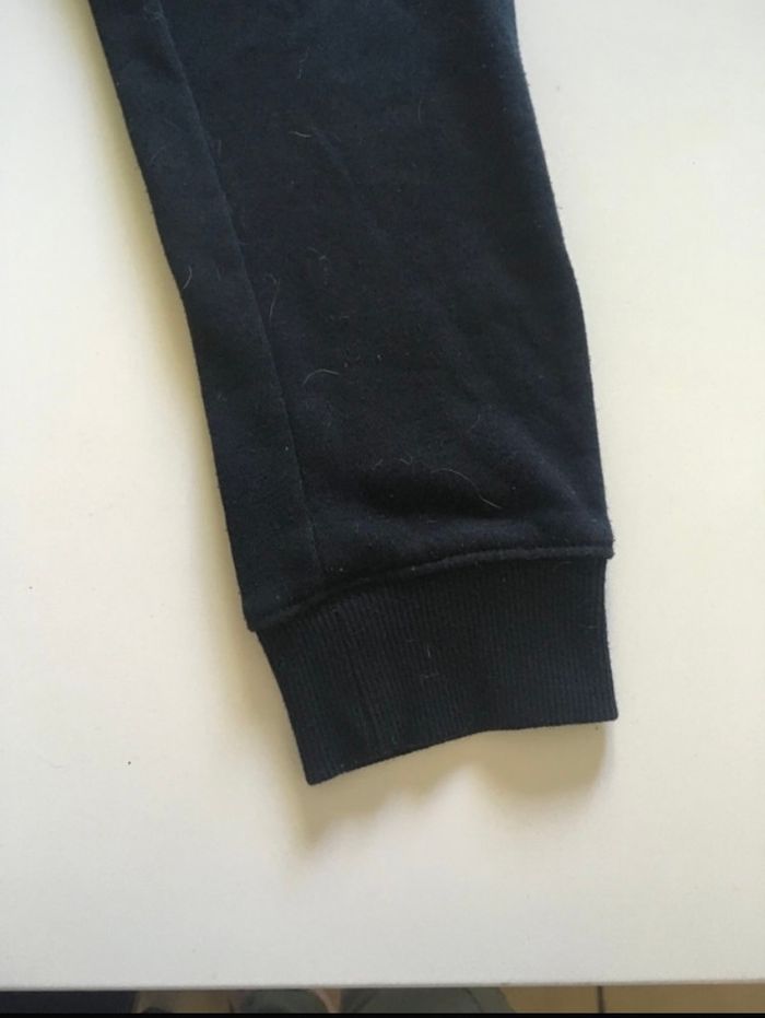 Jogging / Pantalon de sport TRÈS BON ÉTAT pour garçon taille 6 / 7 ans couleur noir - photo numéro 2