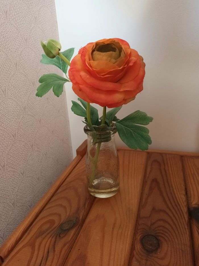 Fleur renoncule artificielle dans un vase - photo numéro 4