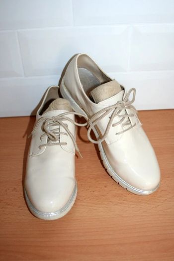 Derbys vernis crème pointure 39