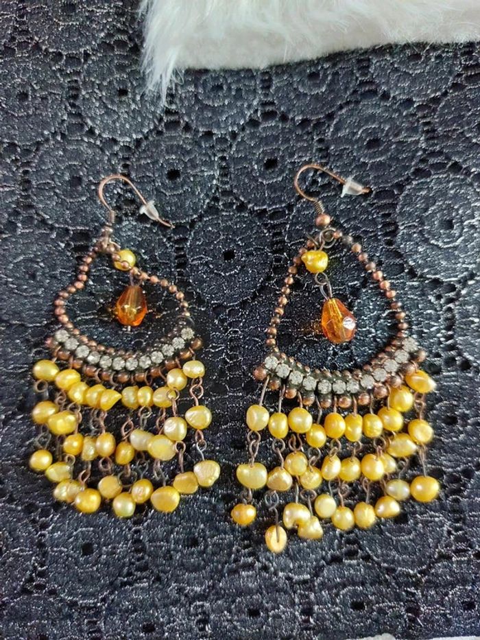 Magnifique paire de boucles d'oreilles pendantes en perles couleur crème nacré - photo numéro 4