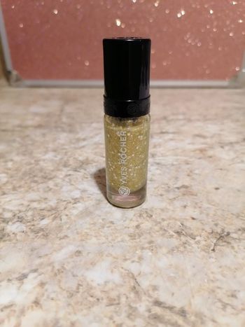 Vernis à ongles doré et paillettes