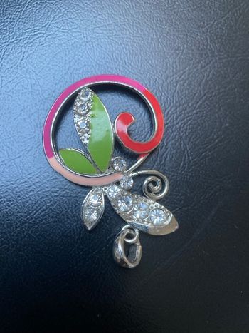 Joli pendentif rose vert et strass 5 x 3,5 cm