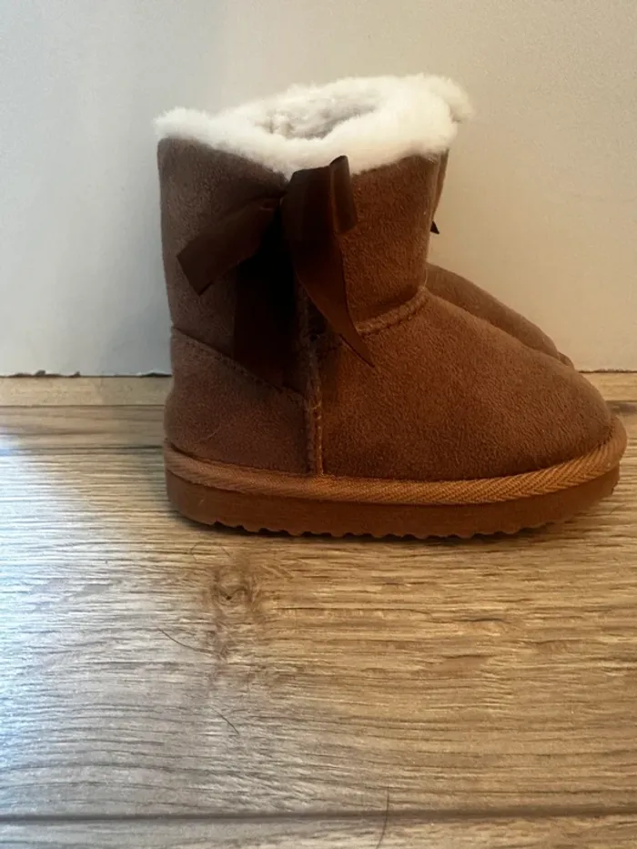 Bottines fourrées bébé fille taille 22 - parfait état - photo numéro 3