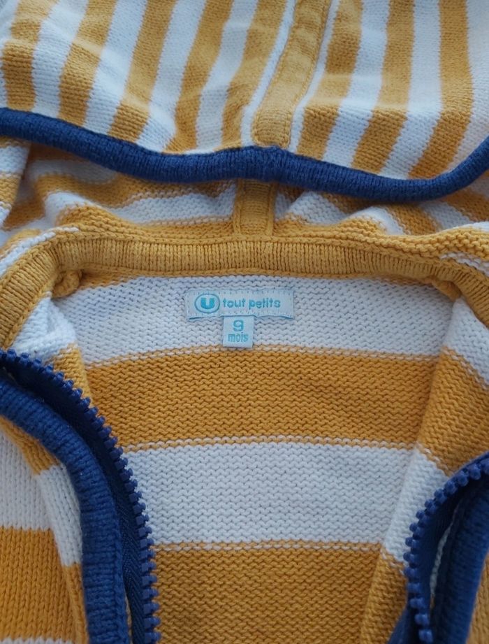 Lot vêtements 9 mois
Tee-shirt voiture mayoral manche longue gris impression jaune et gilet zippé marin blanc, bleu et jaune marque U tout petit - photo numéro 4