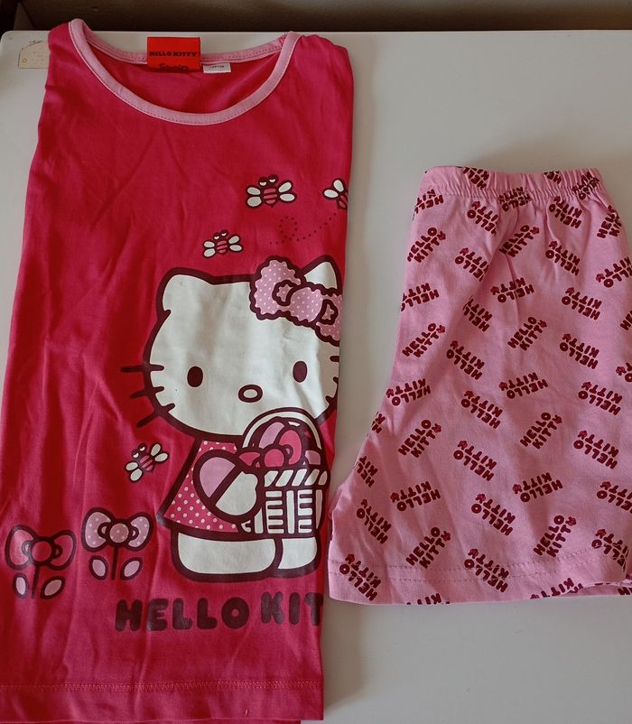 Ensemble short et tee shirt. Pyjama ou autre . 6/8 ans. Coton . Rose . Hello Kitty. État neuf