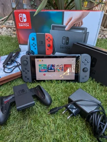 Console Nintendo Switch manettes carte SD pochette ect..
