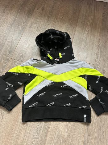 Pull court à capuche 6/8 ans