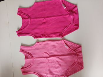 Lot de 2 bodies bébé sans manches – rose clair et rose foncé