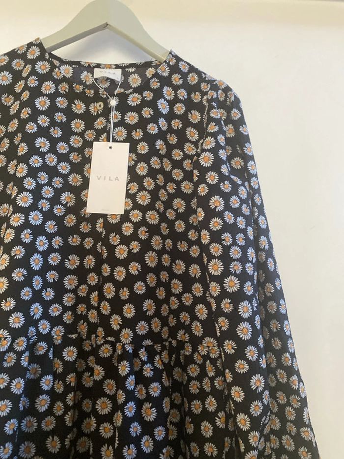 Robe longue Vila motif marguerites taille 34 coupe large Neuve - photo numéro 3