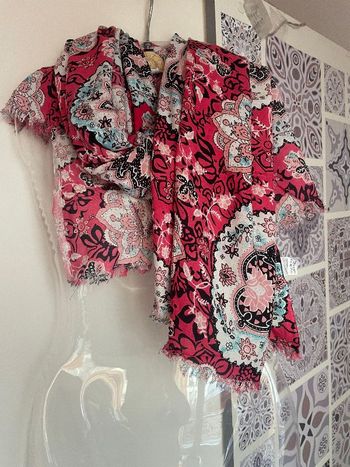 Grand foulard écharpe motif paisley imprimé cachemire, rose noir blanc et bleu clair