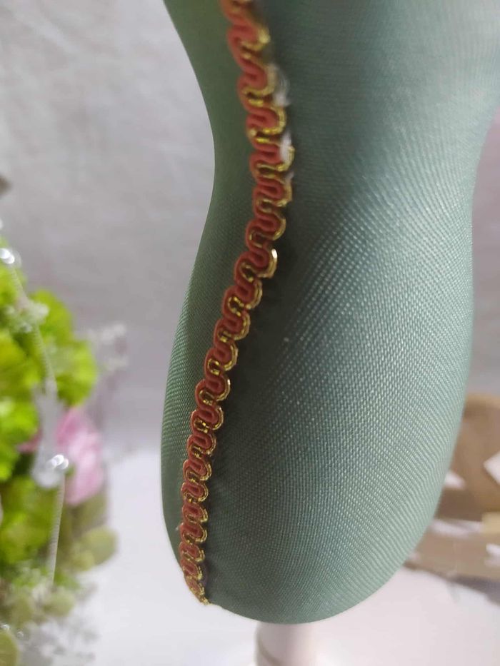 Présentoir buste de couture à bijoux en bois - photo numéro 3