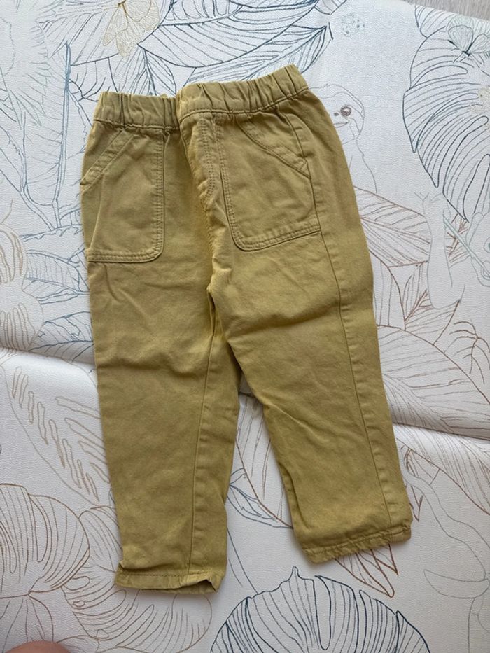 Pantalon jaune tape à l’œil