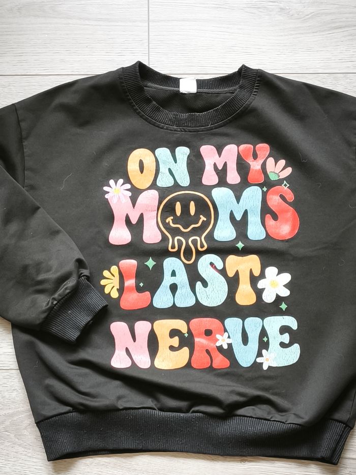 Sweat noir "On My Mom's Last Nerve" - photo numéro 1
