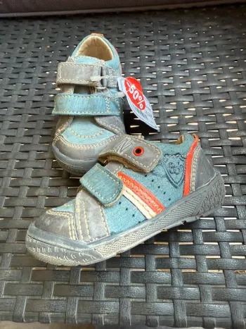 Neuves avec étiquette chaussures premiers pas en cuir marque Noël pointure 19