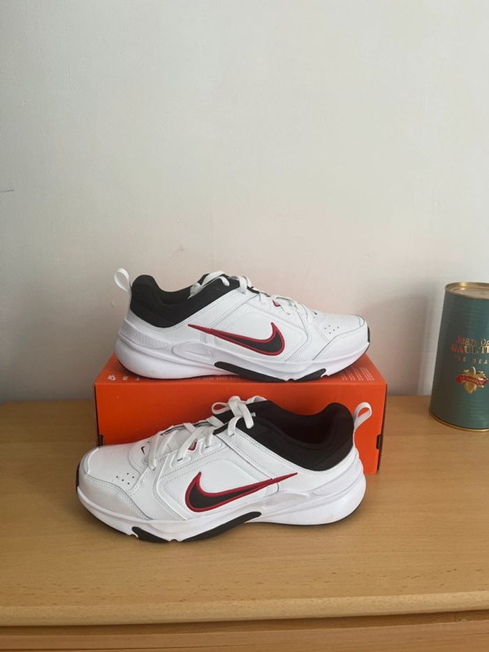 Chaussures Nike blanches avec logo rouge 👟 - photo numéro 3