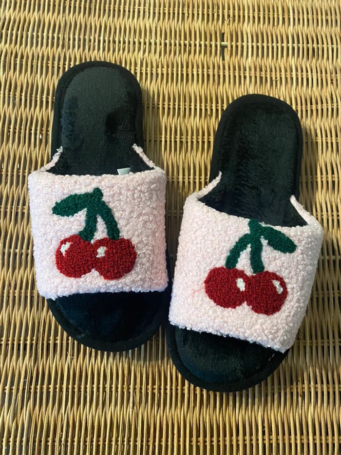 Paire de pantoufles cerises
