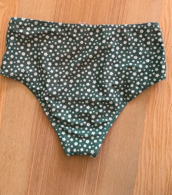 Maillot de bain vert à fleurs blanches - photo numéro 4