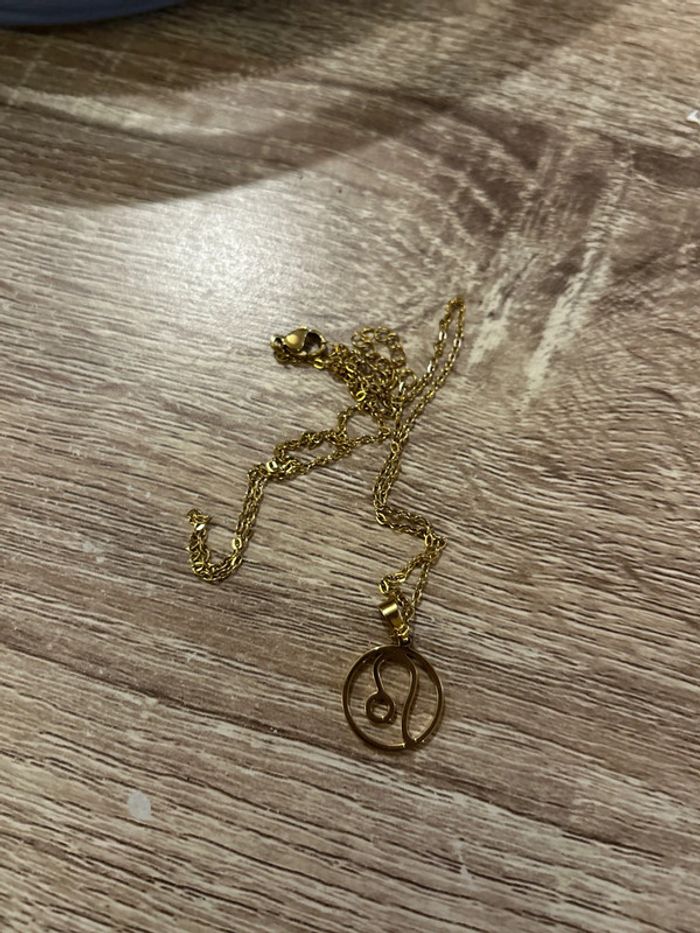 Collier signe lion