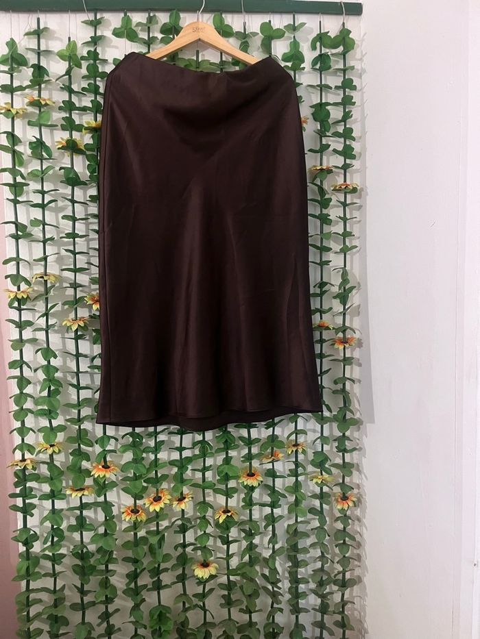 Jupe noire fluide mi-longue en satin - photo numéro 2