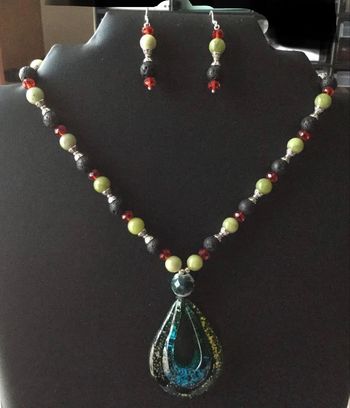 Beau collier pendentif Murano et boucles d’oreilles
