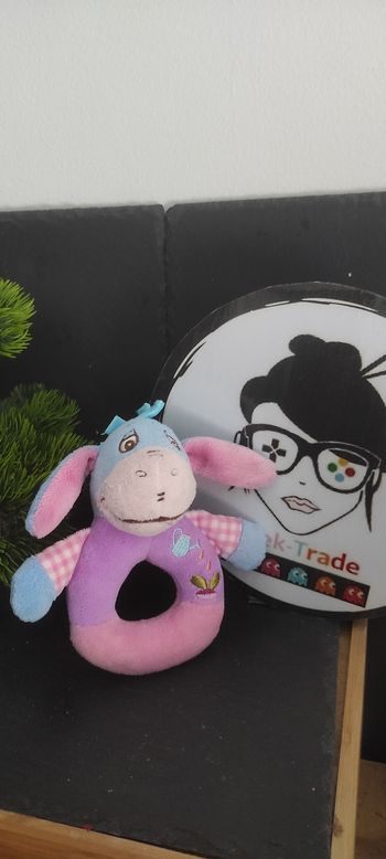 doudou hochet bourriquet disney bleu violet rose arrosoir radis grelot Carreaux