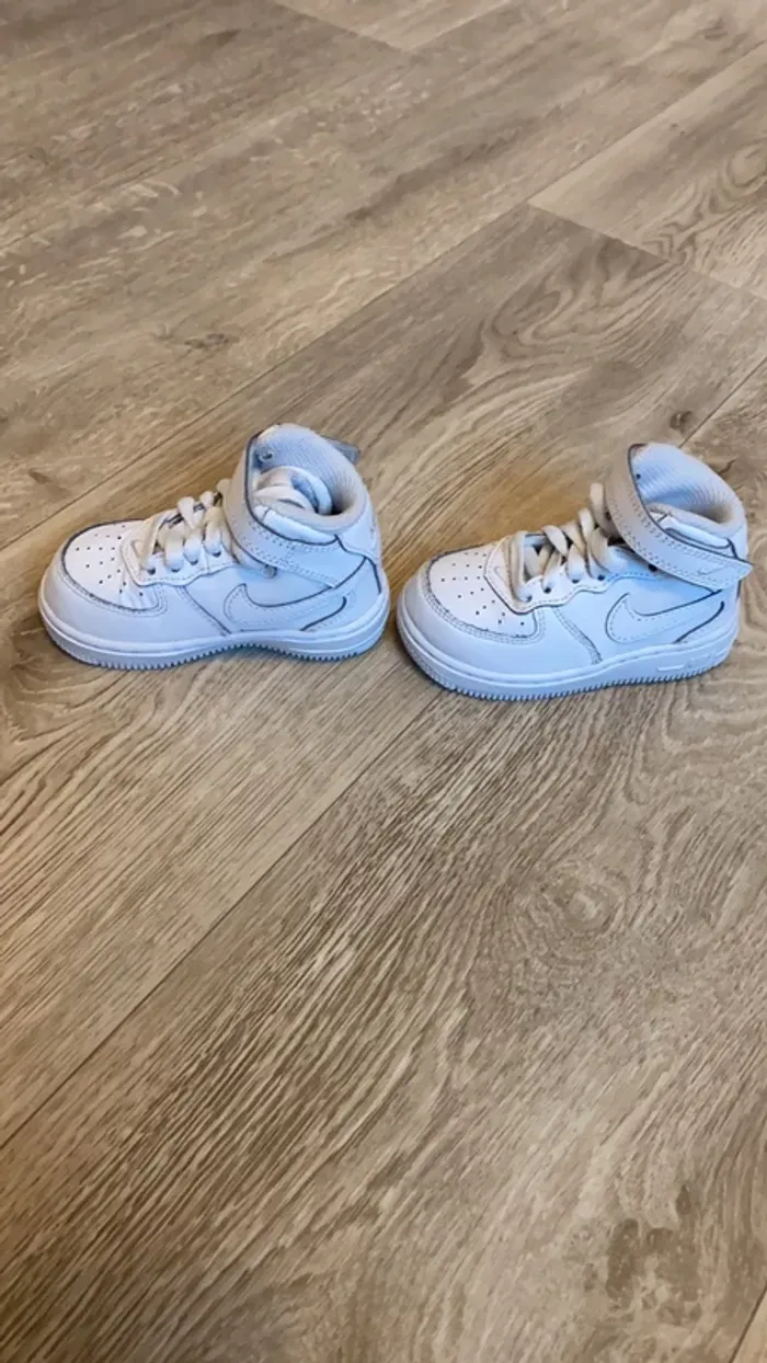 Basket nike taille 21 - photo numéro 3