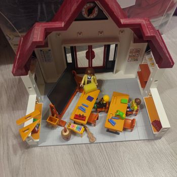 Playmobil 6865 école avec salle de classe manque 1 éprouvette 1 crayon blanc 1 sac a dos bleu rouge
