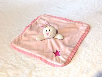 Petit Lapin Lapereau Blanc Doudou Robe Rose Pâle Etoile Animal Faune Peluche Petits Enfants Bébés