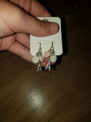 1 paire de boucle d'oreille tour eiffel