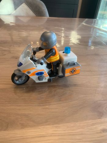 Playmobil set 70051 - Urgentiste et moto