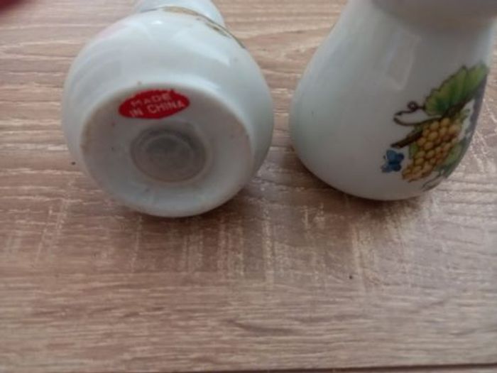 Salière et Poivrière en faience blanche sans marque - photo numéro 3