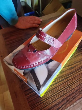 chaussures rouge bordeaux neuve sans étiquettes 41
