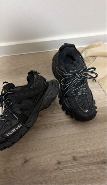 Balanciaga  track 90€ 