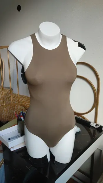 Body en nylon sans manche encolure américaine