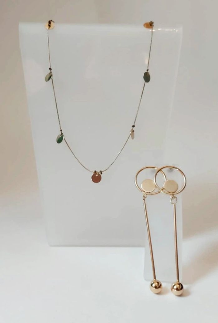 Ensemble boucles d'oreilles pendantes dorées et collier doré pampille - photo numéro 2