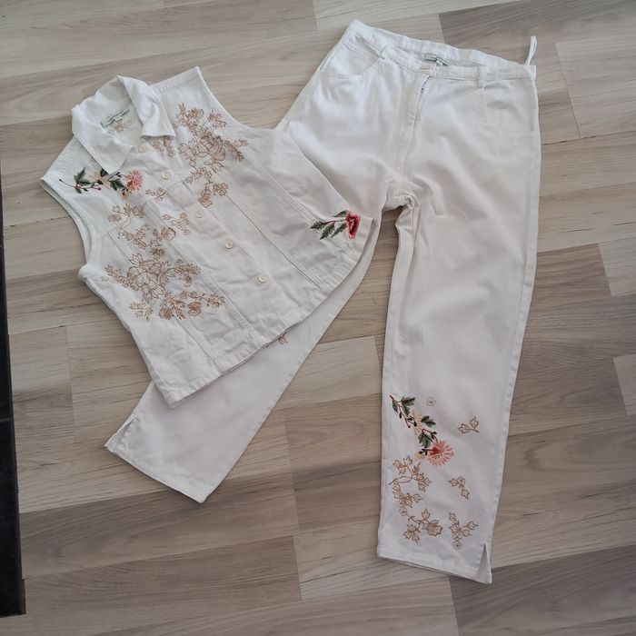 Ensemble 2 pièces veste sans manches + pantalon jean imprimé blanc Jacqueline Riu taille S