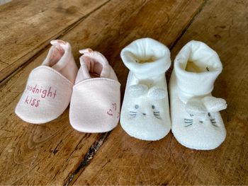 2 paires de chaussons nourrisson