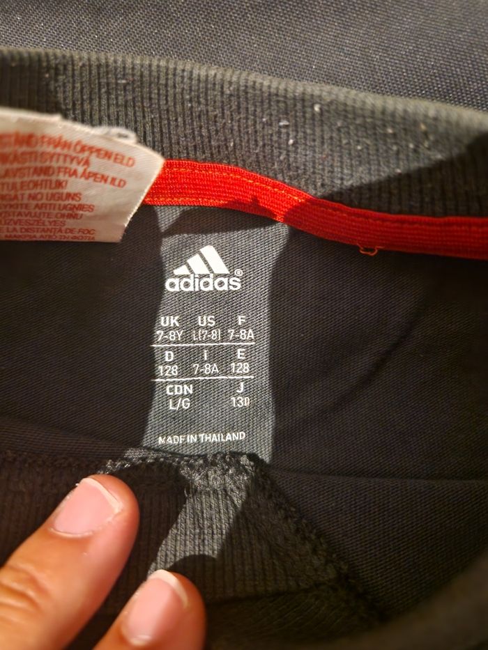 Tee shirt adidas Avengers taille 7/8 ans - photo numéro 2