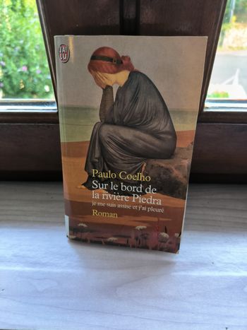 livre Sur Le Bord De La Rivière Piedra, Je Me Suis Assise Et J'ai Pleuré rn tbe