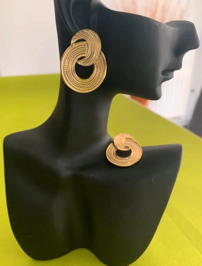 Boucles d’oreilles tendances rondes et dorées