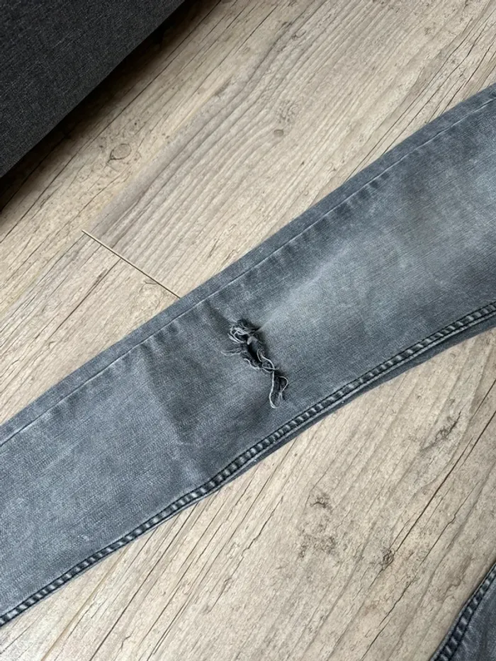 jeans skinny gris bershka troué à un genou - photo numéro 3