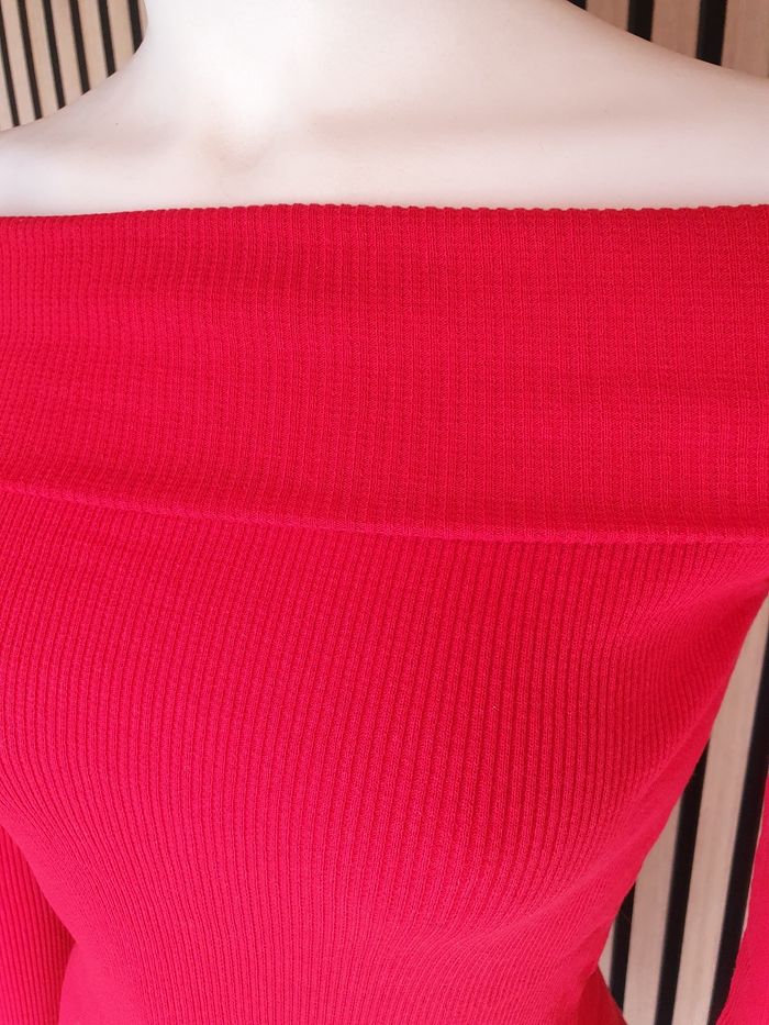 Splendide pull rouge à épaules dénudés 😍 - photo numéro 3