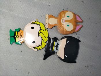 3 figurines super héros en carton