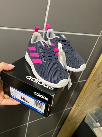 Basket adidas taille 23,5 neuve