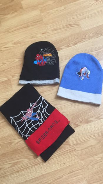 2 bonnets et une écharpe Spiderman