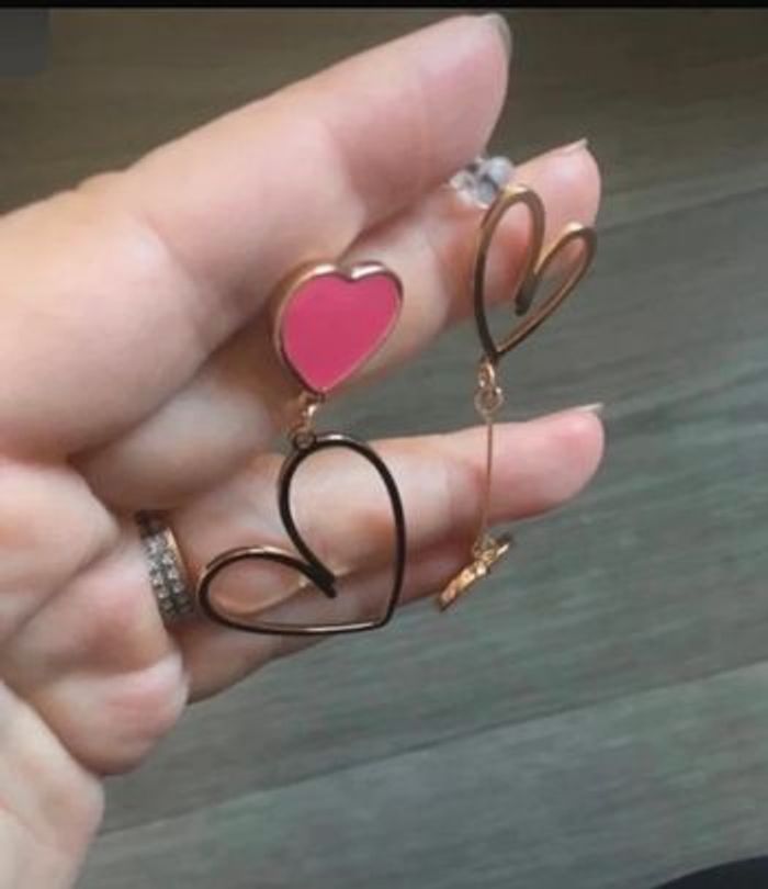 Boucles d’oreilles pendantes NEUVES pour femme en forme de cœur 💖 couleurs fuchsia et doré - photo numéro 7