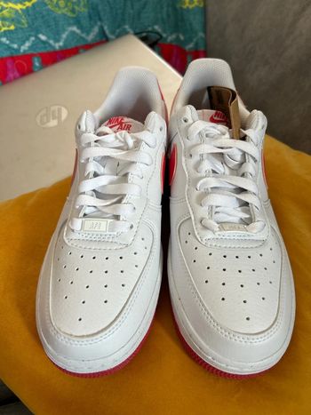Baskets Nike air Force blanches/rose fluo