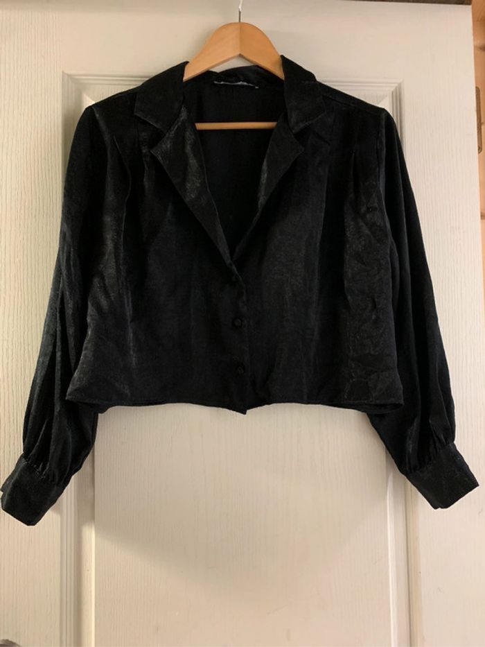 Chemisier satiné noir court de Zara taille M