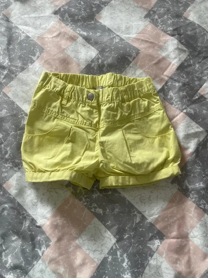 Short fille