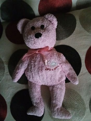 Doudou ours ourson  rose clair de 2002 / 2001 début années 2000  It's a girl modèle ancien vintage nez noir dur plastique ainsi que les yeux  cignogne blanche brodée billes dans le corps sauf la tête 22 cm de haut +/- 